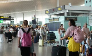 Decenas de personas en colas ocasionadas por la huelga de trabajadores de handling, en el Aeropuerto Josep Tarradellas Barcelona-El Prat, a 4 de agosto de 2026 en Barcelona, Catalunya (España). El sindicato CGT ha convocado una huelga indefinida en la em