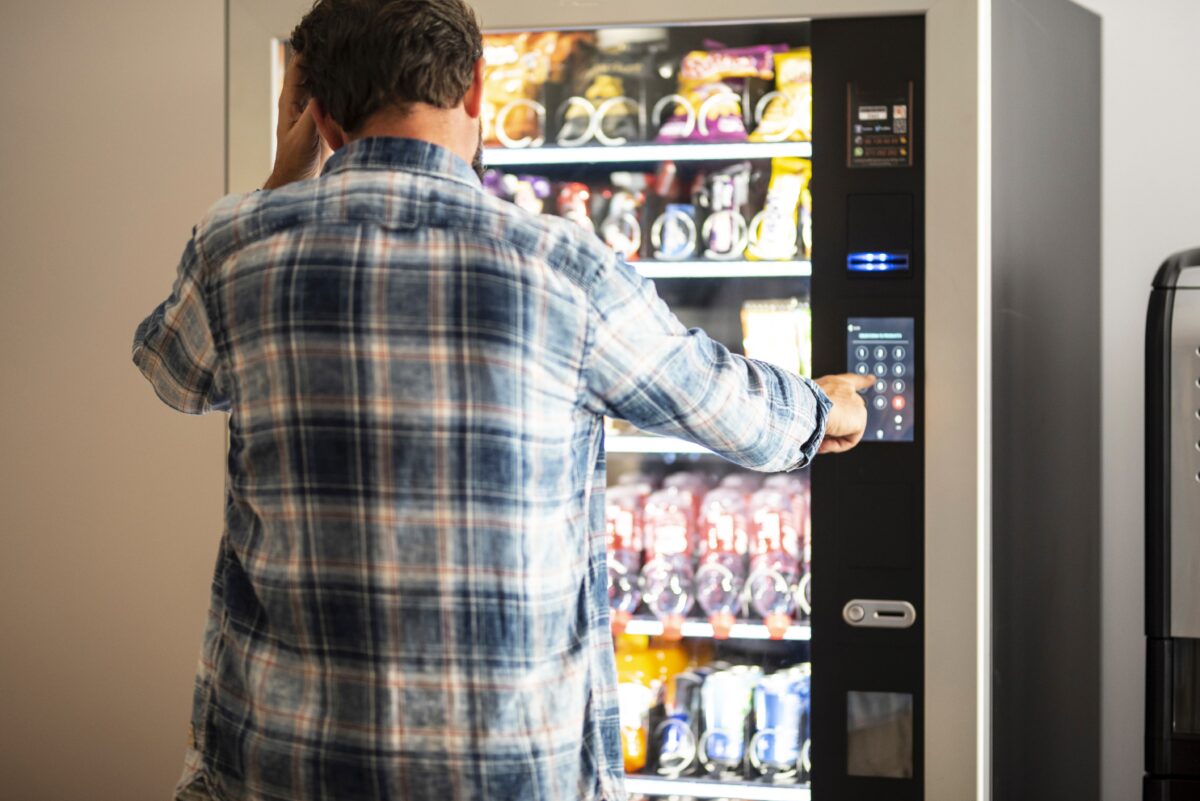 Las máquinas de bebidas calientes lideran la facturación en alimentación y bebidas. Foto: Envato.