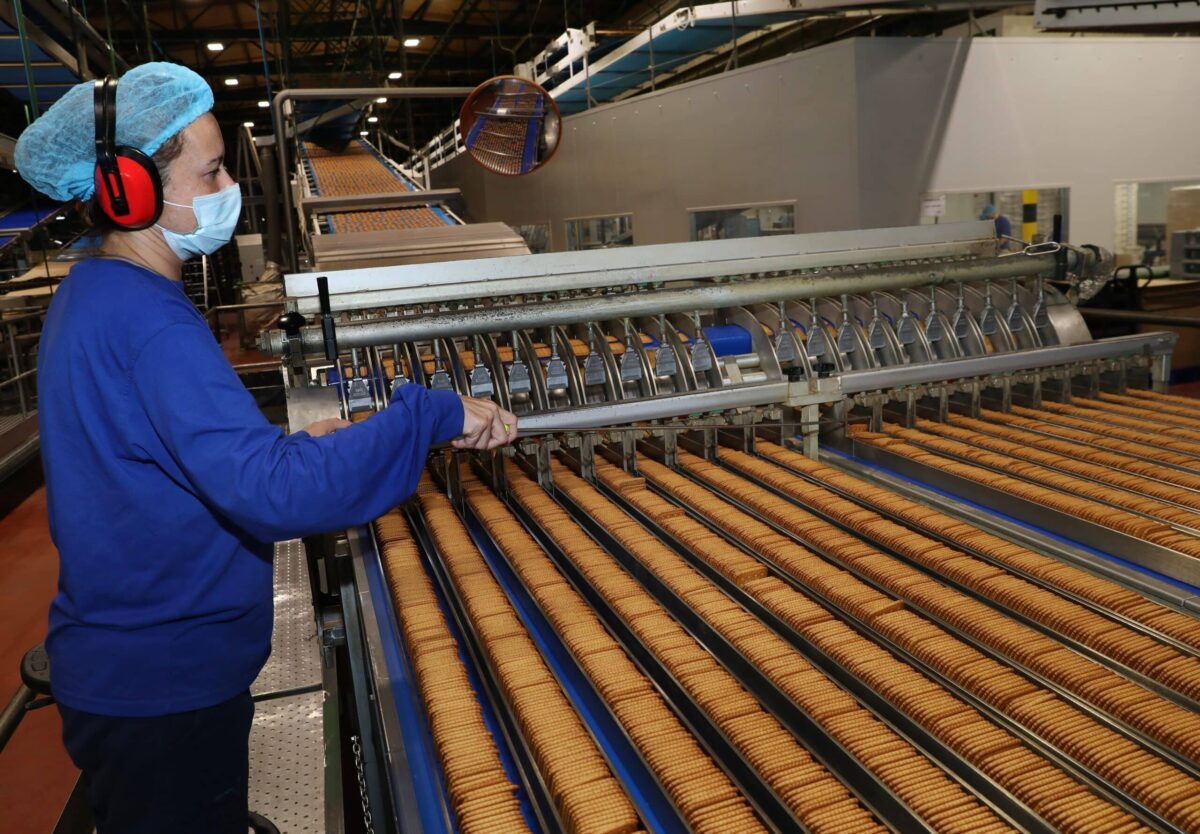 Una trabajadora en la fábrica de Gullón. Foto: Gullón.