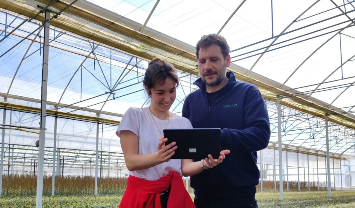 Dos trabajadores de Agerpix. Foto: Agerpix. Inteligencia artificial