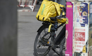 Archivo - Un repartidor de Glovo en bicicleta por una calle.