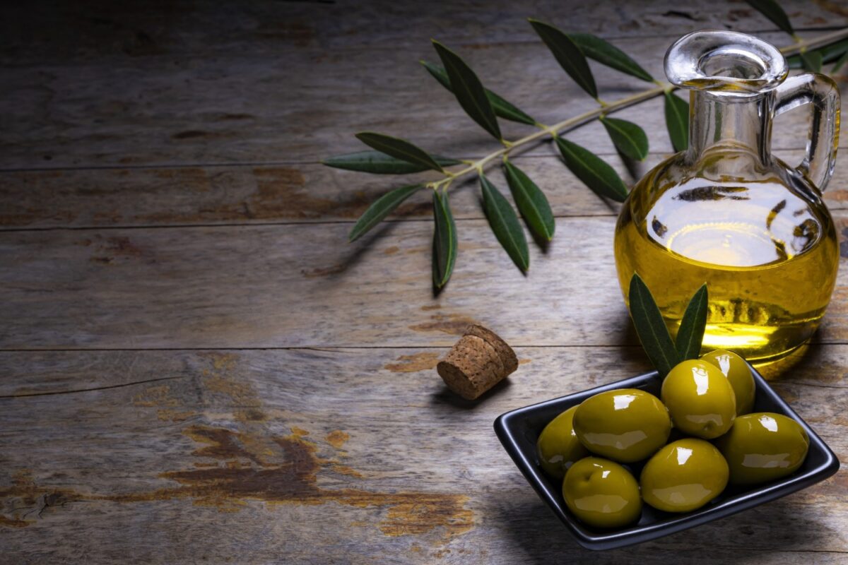 El más barato acostumbra a ser el aceite de orujo de oliva, al cual le sigue el aceite de oliva suave o intenso. Foto: Freepik.