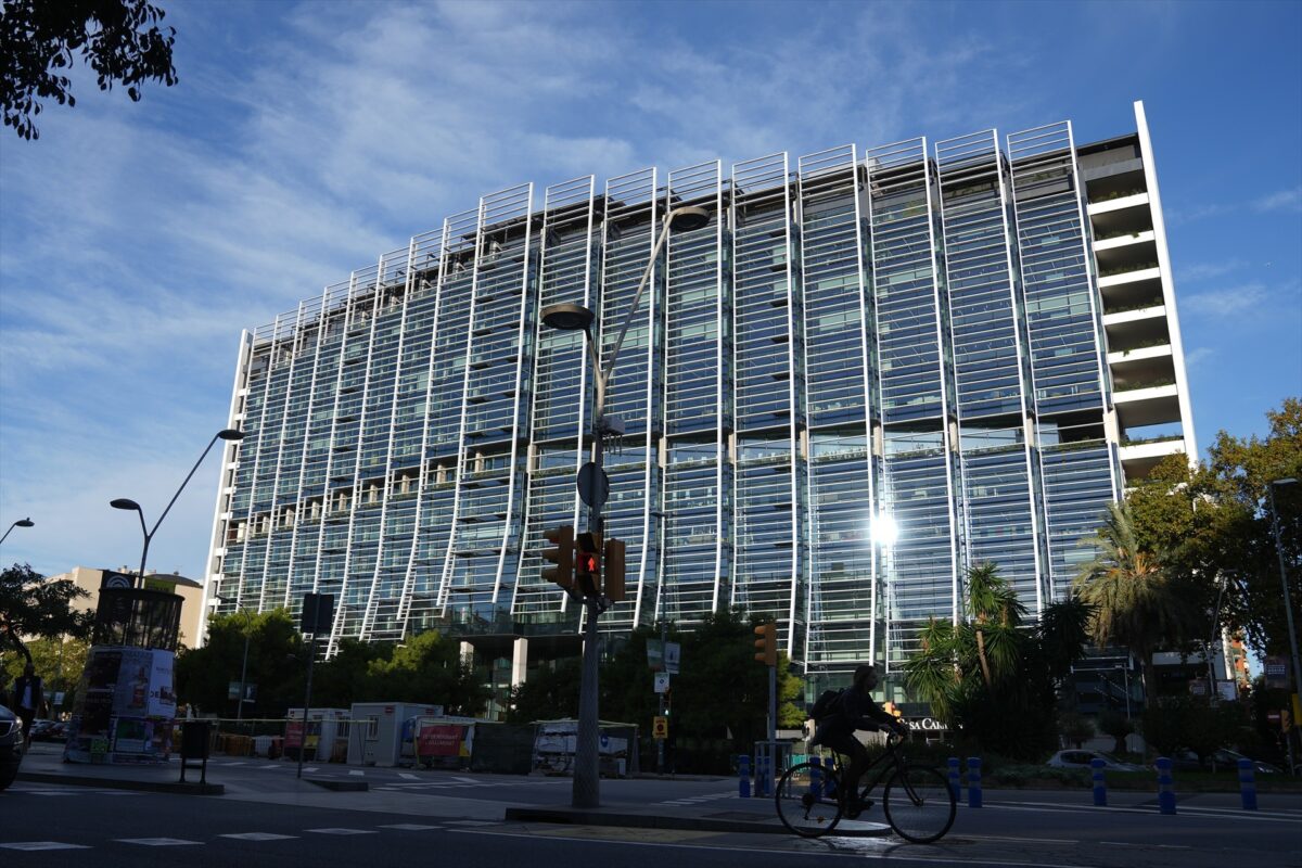 (Foto de ARCHIVO)
Fachada del edificio Estel, a 24 de octubre de 2025, en Barcelona, Cataluña (España). Durante el Open House de Barcelona, se puede visitar la antigua sede de Telefónica, el Edificio Estel. El edificio ha recobrado su vida después 14 años de inactividad, albergando la sede de la empresa farmacéutica global Astrazeneca en la avenida Roma.
David Zorrakino / Europa Press
24/10/2025