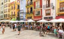 Persones en un bar de Valencia