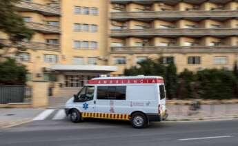 Una ambulancia llega al antiguo Hospital La Fe de València. EFE/Biel Alino