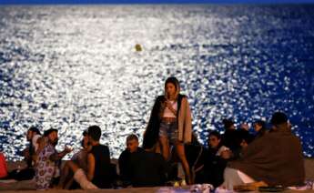 Estudiantes celebran en la playa el fin de curso./ EFE