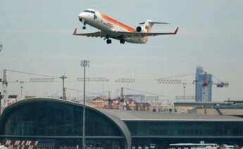 Avión comercial despega desde el aeropuerto de Manises (Valencia) /EFE