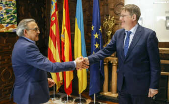 GRAFCVA5546. VALENCIA, 03/05/2022.- El president de la Generalitat, Ximo Puig (i), recibe en el Palau al síndic socialista Manolo Mata antes de que deje su escaño en Les Corts para continuar como abogado de uno de los considerados cabecillas de la trama del caso Azud. EFE/Kai Försterling