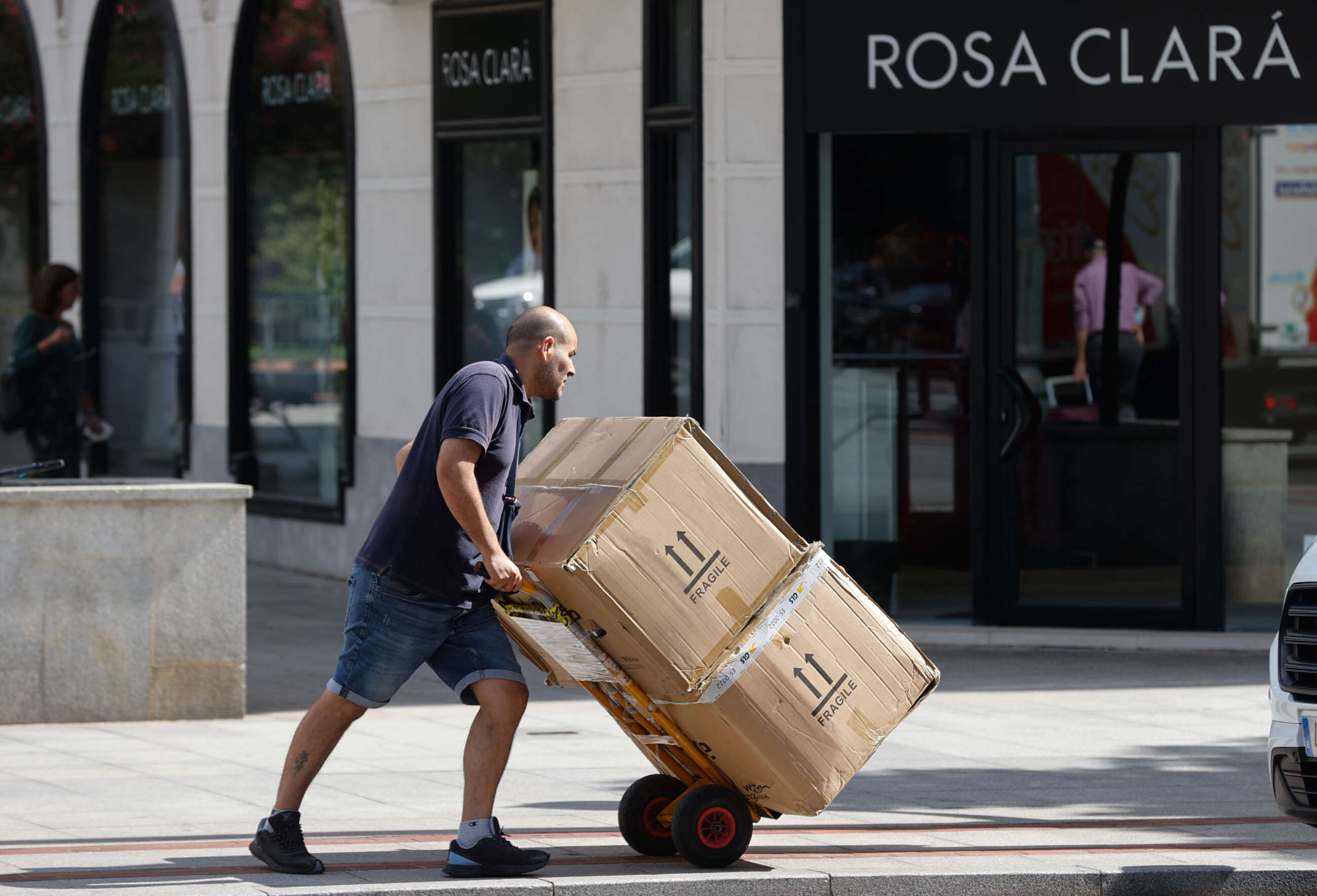 Un transportista lleva mercancia a un comercio. EFE/Luis Tejido