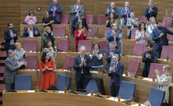 El president de la Generalitat, Ximo Puig, la vicepresidenta, Aitana Mas, y el vicepresidente segundo, Hector Illueca, aplauden durante el pleno de Les Corts Valencianes tras aprobar los Presupuestos de la Generalitat para 2023, respaldados por el PSPV-PSOE, Compromís y Unides Podem. EFE/Biel Aliño