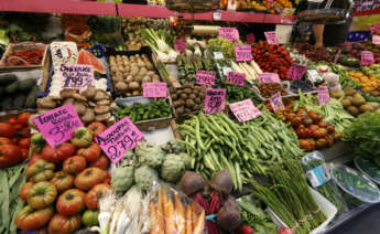 MADRID, 14/04/2023.- Vista de un puesto con frutas y hortalizas en un mercado de Madrid, este viernes. La mayoría de los alimentos con el IVA eliminado o reducido desde comienzos de 2023 subieron de precio en marzo con respecto al mes anterior y en lo que va de año, según los datos difundidos este viernes por el Instituto Nacional de Estadística (INE). El Índice de Precios de Consumo (IPC) refleja que en marzo solo los aceites comestibles que no son de oliva y las frutas frescas o refrigeradas bajaron de precio en comparación con febrero, el 2,9 y el 0,2 %, respectivamente. Desde que en enero entró en vigor la decisión del Gobierno de suprimir o reducir el Impuesto sobre el Valor Añadido (IVA) a ciertos alimentos básicos para contener la inflación, la mayoría de las categorías a las que se aplica la medida se han encarecido. EFE/ Javier Lizón