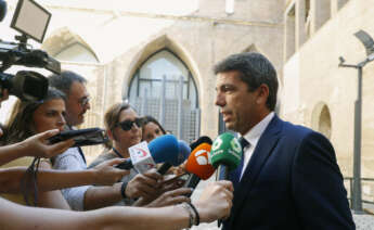 ZARAGOZA, 11/08/2023.- El president de la Generalitat, Carlos Mazón, asiste este viernes a la toma de posesión del presidente de Aragón, Jorge Azcón, un acto celebrado en las Cortes aragonesas. EFE/ Javier Belver