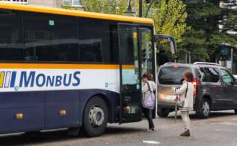 Pasajeras se suben a un autobús de Monbus. | // SANTOS ÁLVAREZ