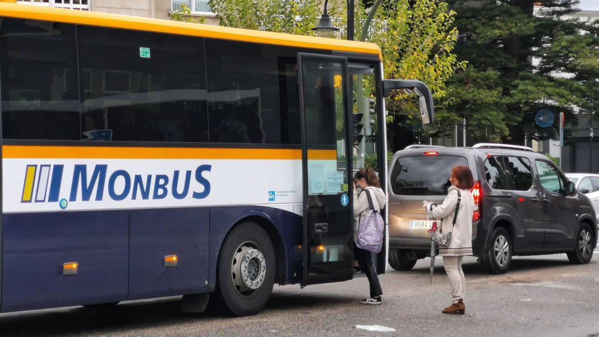 Pasajeras se suben a un autobús de Monbus. | // SANTOS ÁLVAREZ