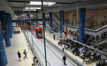 GRAFCVA5864. VALENCIA, 17/05/2022.- Vista general de la estación de Amado Granell durante el viaje inaugural de la nueva línea 10 de Metrovalencia, entre la Estación del Norte de Renfe y el barrio de Nazaret, pasando por la Ciudad de las Artes y las Ciencias, que comienza a funcionar desde este martes. EFE/Juan Carlos Cárdenas