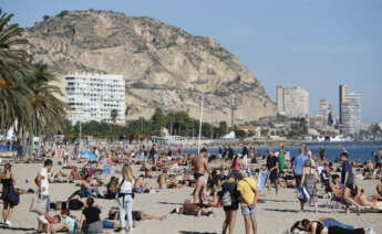 La playa del Postiguet, en Alicante. EFE/ Manuel Lrenzo