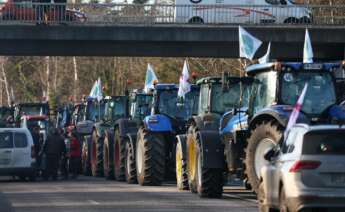 Docenas de tractores bloquean una carretera cerca de Ableiges. EFE/Mohammed Badra