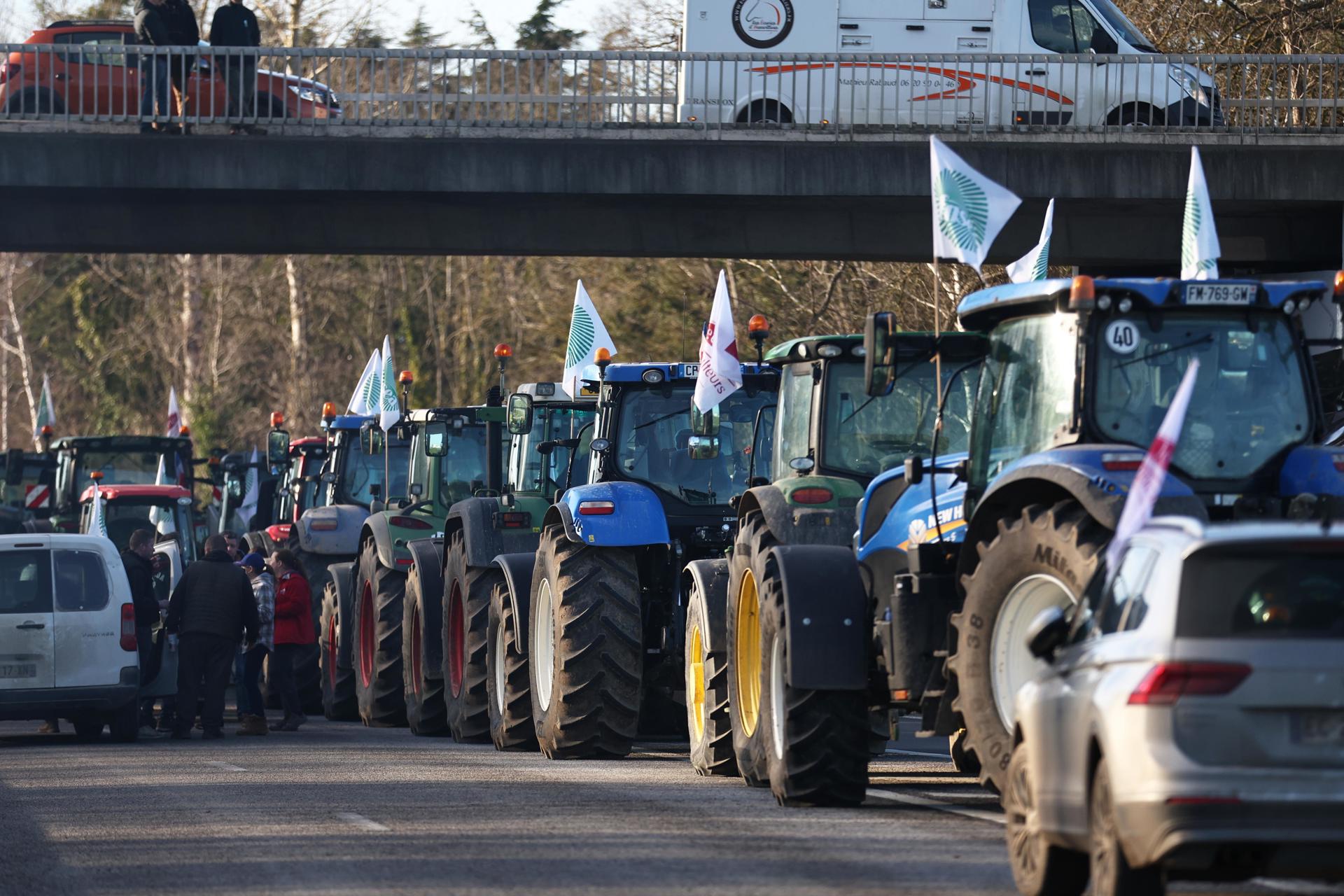 Docenas de tractores bloquean una carretera cerca de Ableiges. EFE/Mohammed Badra