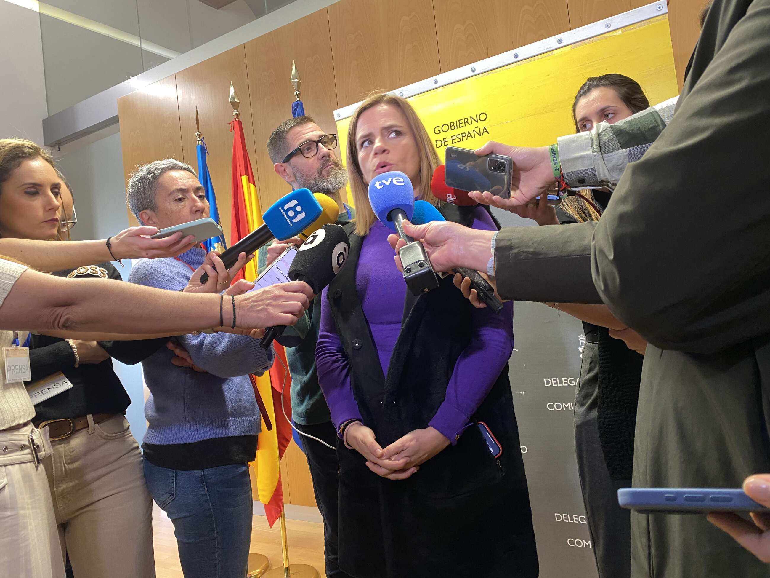 La delegada del Gobierno en la Comunitat Valenciana, Pilar Bernabé, atiende a los medios de comunicación. Foto: EFE.