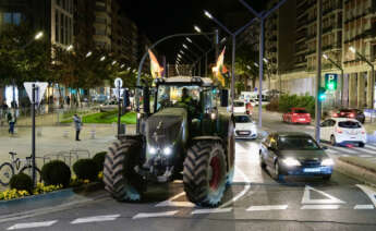 LOGROÑO, 08/03/2024.-Los agricultores riojanos vuelven a sacar los tractores a la Gran Vía logroñesa para continuar manifestando su malestar por la falta de acuerdo en las negociaciones con el ministerio. EFE/ Fernando Díaz