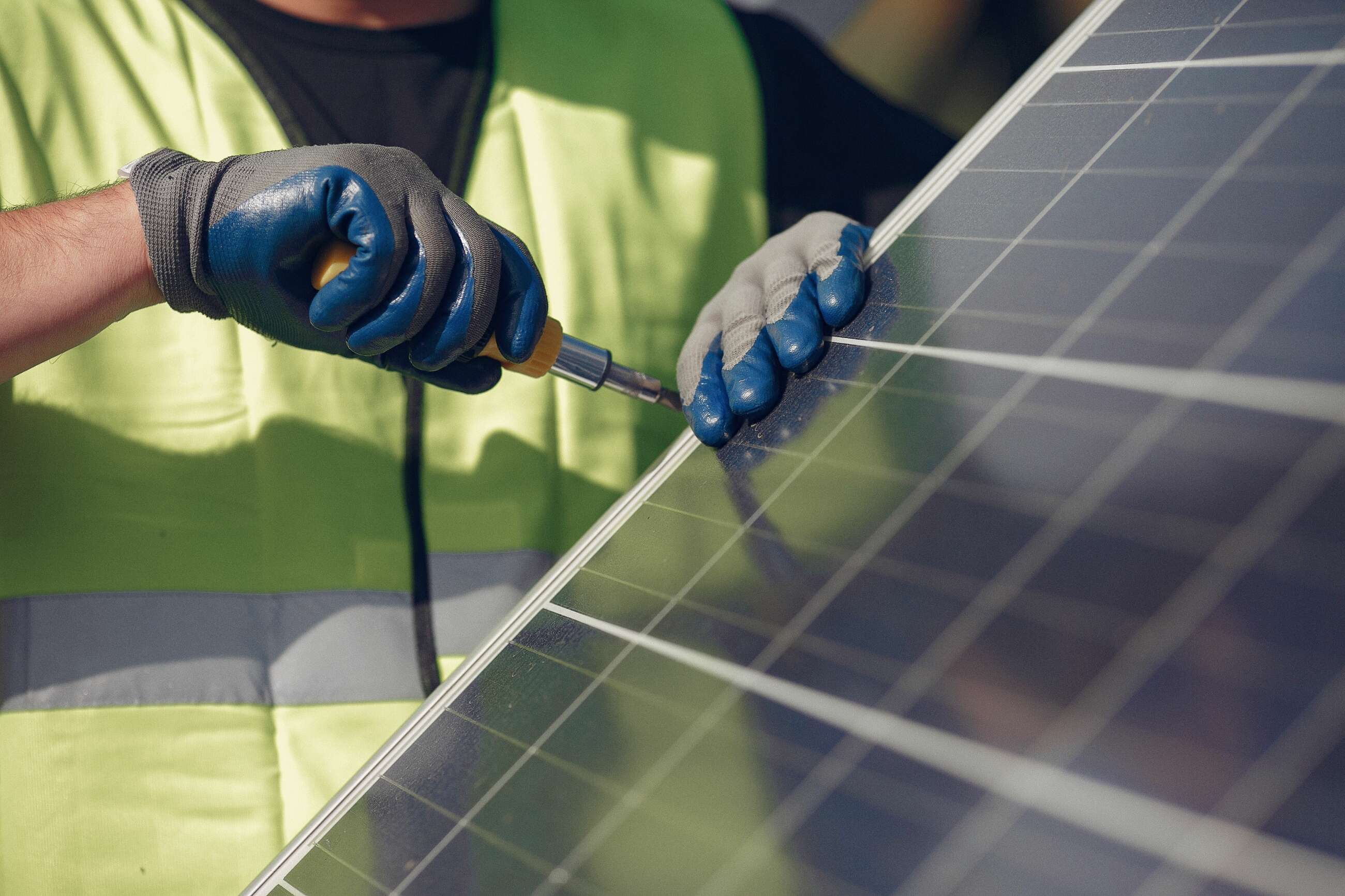 Instalación de placas fotovoltaicas. Foto: Freepik.