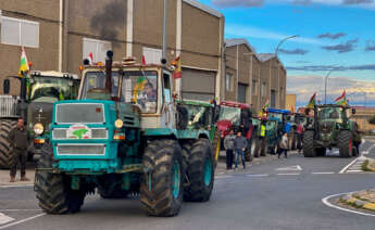 ALBERITE (ESPAÑA), 08/03/2024.- Un grupo de agricultores se concentra este viernes, en Alberite (La Rioja) con la intención de ralentizar la marcha en la nacional 111. EFE/ Fernando Díaz