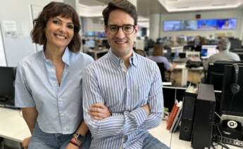 Isabel Sánchez y Juanma Melero, los presentadores del nuevo programa deportivo, 'Grada 20:30'. Foto: À Punt