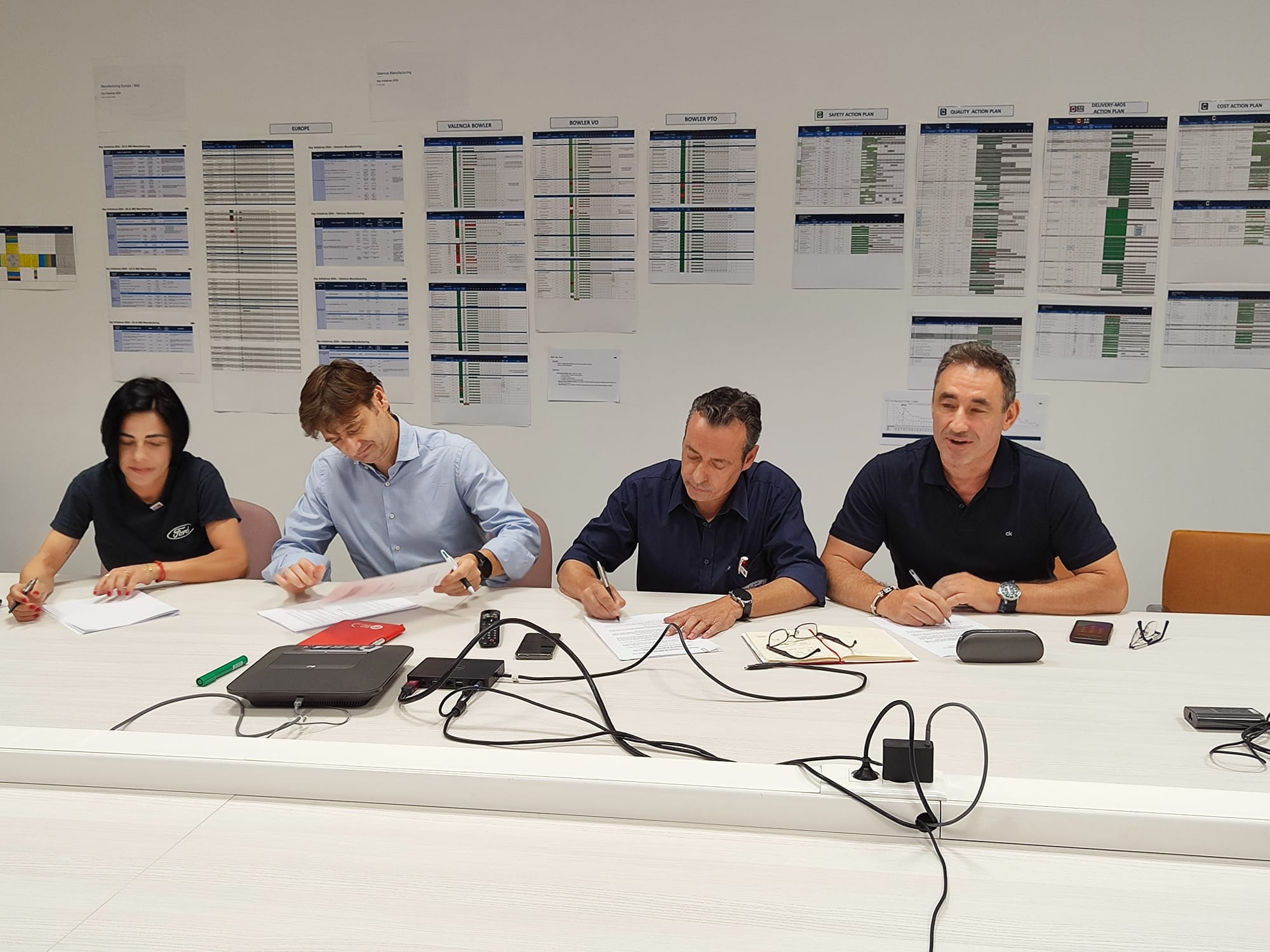 Imagen de archivo de la firma del acuerdo en la factoría de Ford en Almussafes. Foto: UGT