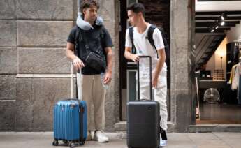 Dos turistas con maletas. Foto: David Zorrakino / Europa Press