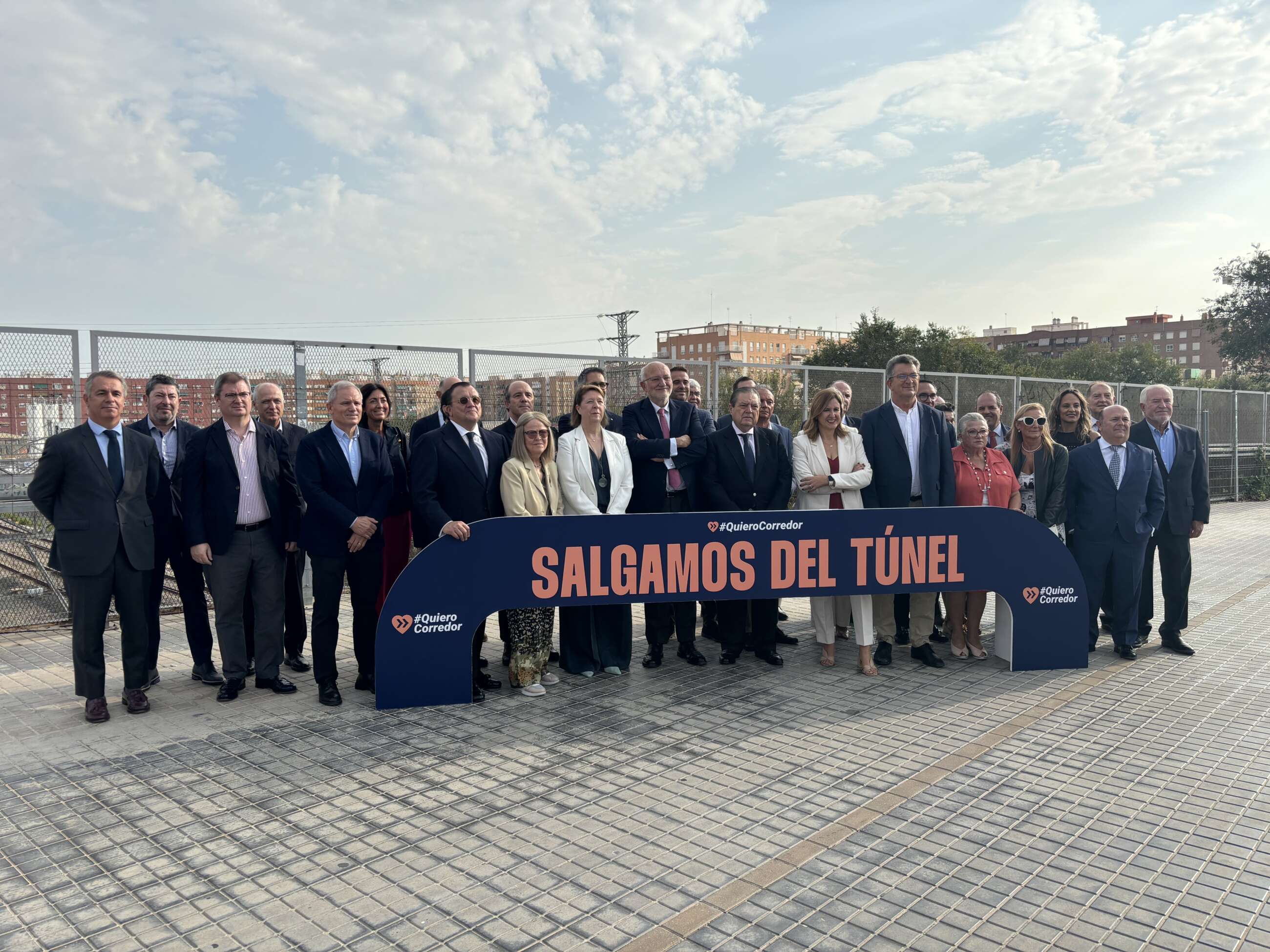 Vicente Boluda, María José Catalá, Vicente Martínez Mus, Juan Roig y demás integrantes del movimiento #QuieroCorredor, en un acto en Valencia para reclamar más celeridad en las obras del Corredor Mediterráneo
