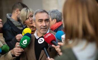 (Foto de ARCHIVO) El conseller de Agricultura, Agua, Ganadería y Pesca de la Generalitat valenciana, Miguel Barrachina, ofrece declaraciones a los medios tras su reunión con el ministro de Agricultura, a 12 de noviembre de 2024, en Valencia, Comunidad Valenciana (España). Planas mantiene un encuentro con el conseller de Agricultura, Agua, Ganadería y Pesca de la Generalitat Valenciana, Miguel Barrachina, en la Delegación del Gobierno para analizar los efectos de la DANA. Posteriormente, se reúne con las organizaciones profesionales agrarias y Cooperatives Agro-alimentàries de la región, con el Comité de Gestión de Cítricos y con las comunidades de regantes. Alejandro Martínez Vélez / Europa Press 12 NOVIEMBRE 2024;DANA;PLANAS 12/11/2024
