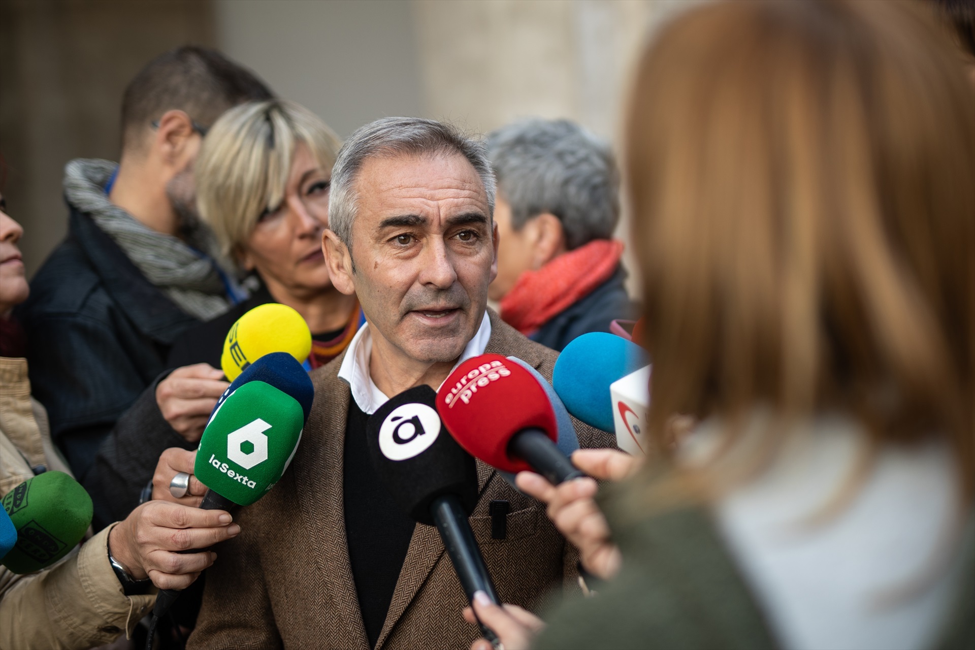 (Foto de ARCHIVO) El conseller de Agricultura, Agua, Ganadería y Pesca de la Generalitat valenciana, Miguel Barrachina, ofrece declaraciones a los medios tras su reunión con el ministro de Agricultura, a 12 de noviembre de 2024, en Valencia, Comunidad Valenciana (España). Planas mantiene un encuentro con el conseller de Agricultura, Agua, Ganadería y Pesca de la Generalitat Valenciana, Miguel Barrachina, en la Delegación del Gobierno para analizar los efectos de la DANA. Posteriormente, se reúne con las organizaciones profesionales agrarias y Cooperatives Agro-alimentàries de la región, con el Comité de Gestión de Cítricos y con las comunidades de regantes. Alejandro Martínez Vélez / Europa Press 12 NOVIEMBRE 2024;DANA;PLANAS 12/11/2024