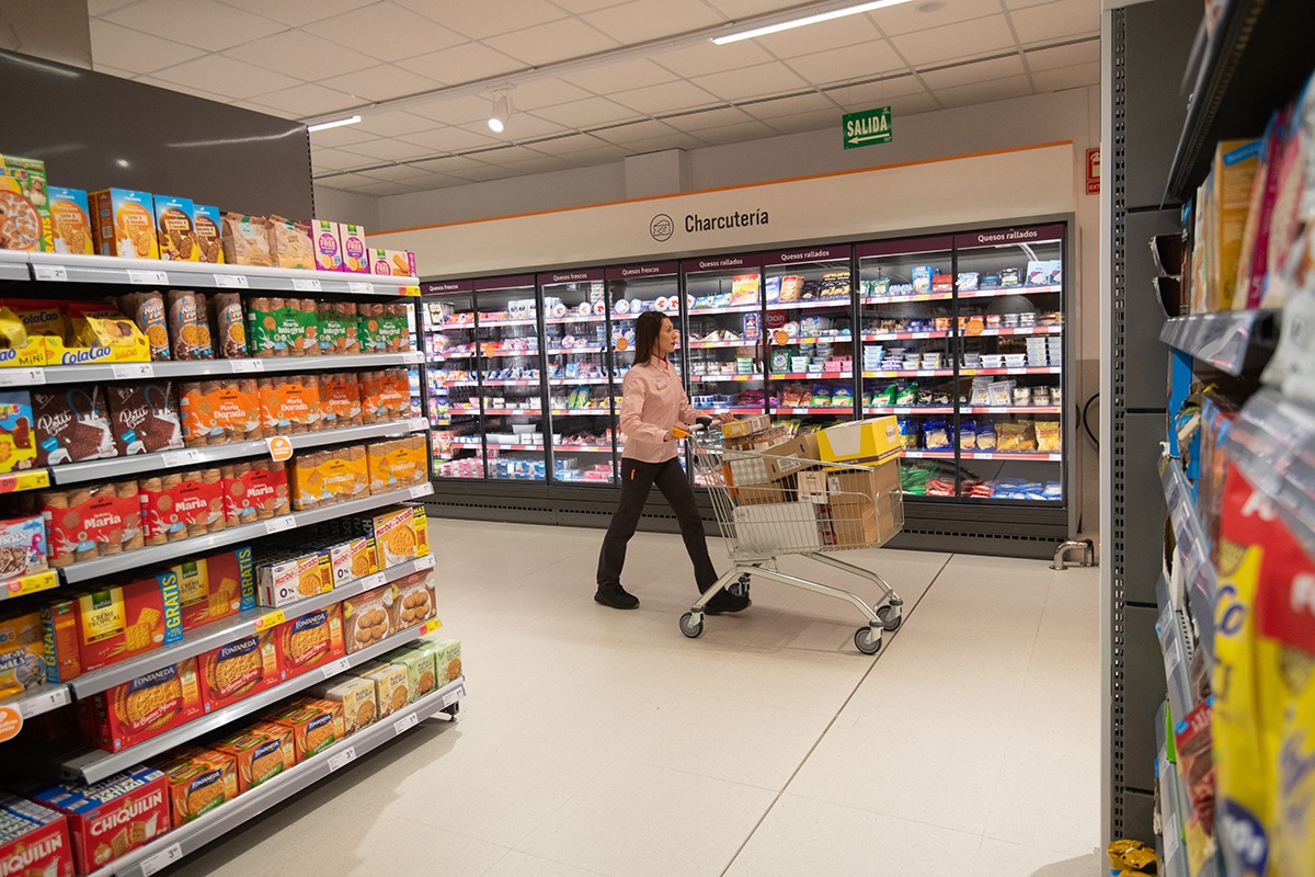 Una trabajadora de supermercados Consum