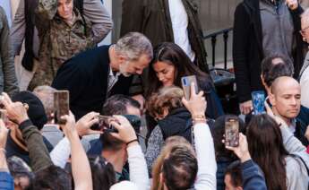 Los Reyes Felipe VI y Letizia, saludan a los vecinos durante la visita a la localidad de Chiva, tres semanas después de la DANA. Foto: Carlos Luján / Europa Press