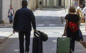 (Foto de ARCHIVO) Varios turistas recorren la ciudad de Valencia. Rober Solsona / Europa Press