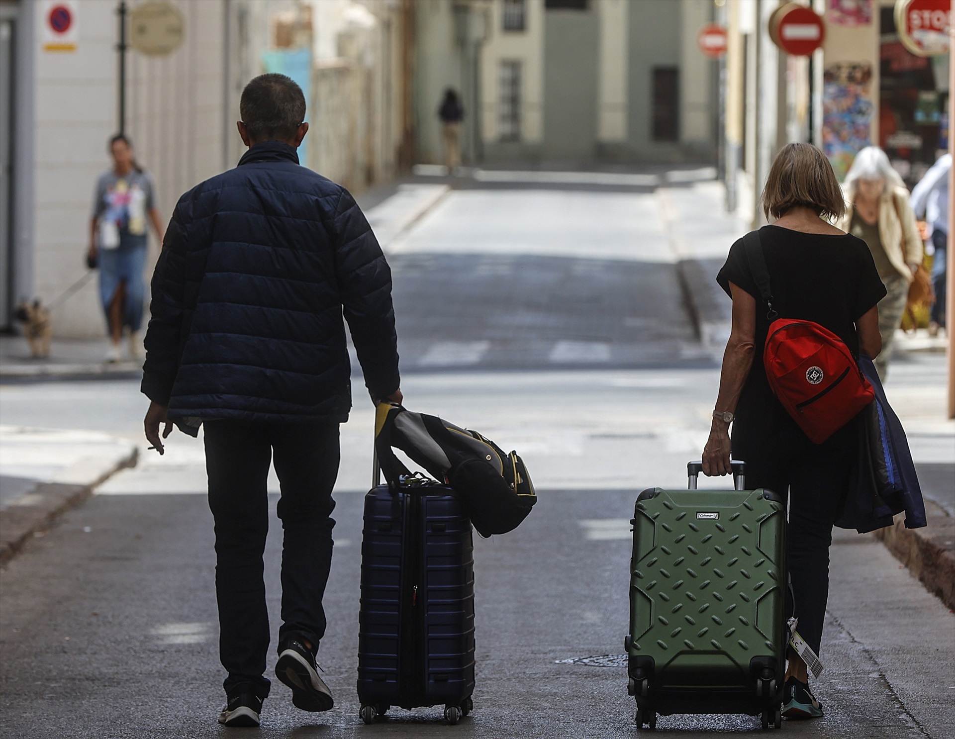 (Foto de ARCHIVO) Varios turistas recorren la ciudad de Valencia. Rober Solsona / Europa Press