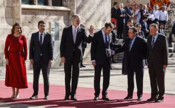 El presidente de la Fundación Premios Jaume I, Vicente Boluda, ha instado a la sociedad a exigir "sin condiciones ni excusas" una "total coordinación institucional" entre las administraciones, "independientemente de los colores políticos" y ha reprochado que después de la dana el foco haya estado "tanto tiempo alejado de lo verdaderamente importante: ayudar a los damnificados y reconstruir las zonas devastadas". Así lo ha manifestado durante su intervención en la ceremonia de entrega de los Premios Jaume I 2024, presidida este viernes por el Rey Felipe VI, donde, aunque ha precisado que "la situación se está reconduciendo", ha considerado que esto "no es de recibo" y cree que es uno de los "aprendizajes" tras la dana que el pasado 29 de octubre asoló la provincia de Valencia. Boluda ha pedido "mayor celeridad" en la tramitación de ayudas y en los pagos por parte del Consorcio de Compensación de Seguros y en la regeneración de la zona cero, "recomponiendo el entorno para que las personas y los negocios se sientan seguros y con ilusión y esperanza de establecerse allí". Así, ha hecho alusión al informe del Instituto Valenciano de Investigaciones Económicas (Ivie), que dirige uno de los premiados este año, Francisco Pérez, que recalcaba que "la recuperación dependerá de la potencia, agilidad y duración de las ayudas e inversiones". Boluda ha mostrado el "especial reconocimiento" a los Reyes Don Felipe y Doña Letizia por la "solidaridad, empatía y cariño" hacia la Comunitat Valenciana y en particular hacia los damnificados por la dana, "pisando el terreno en multitud de ocasiones y asistiendo al funeral de las víctimas". Además, ha puesto en valor el "férreo compromiso" del monarca con la Fundación Jaume I. El máximo responsable de la entidad ha calificado la dana como "un desastre en términos de fallecimientos, de pérdidas materiales y de impacto en la economía" y ha puntualizado que de ella se extraen "aprendizajes", como la exigencia de "total coordinación" a las administraciones. Otra de las enseñanzas, ha agregado, es "reconocer la importancia de pensar en el medio y largo plazo". Al respecto, ha abogado por "planificar y ejecutar lo planificado", ya que a su juicio "con las infraestructuras adecuadas y la limpieza de nuestros barrancos, podían haberse reducido mucho los daños de la riada". Así, ha sostenido que la dana debe servir para "replantearse prioridades y actuaciones que eviten que, si se vuelve a producir otra dana, cause tanto daño". Boluda también ha mencionado que se ha constatado que España "es un país solidario y cohesionado" y ha defendido que "es en los momentos difíciles cuando resurge la verdadera naturaleza del ser humano y, alejándose de los ruidos y polarizaciones artificiales, responde". Como cuarto aprendizaje, ha subrayado que con ciencia e investigación se producen "avances e innovaciones" que las empresas pueden poner en marcha para tener "diagnósticos más certeros" y trabajar "por la reducción de los impactos medioambientales". "Son los pilares en los que debemos sustentar nuestro presente y nuestro futuro. Y sobre las bases de dichos pilares debemos de trabajar para que lo ocurrido no se vuelva a producir", ha enfatizado. "AYUDAR A LA SOCIEDAD ESPAÑOLA Y VALENCIANA" Boluda también se ha dirigido a los premiados, a quienes ha dado la enhorabuena y ha indicado que pueden "ayudar a la sociedad española y valenciana" pasando a formar parte del Alto Consejo Consultivo en Investigación, Desarrollo e Innovación de la Presidencia de la Generalitat, un órgano de asesoramiento y consulta sobre las políticas de I+D+i del Consell. En relación con la dana, ha destacado que, "desde el primer minuto", la Fundación y el Alto Consejo Consultivo se pusieron "a disposición" del president de la Generalitat y ha avanzado que a finales de mes tendrá lugar un encuentro donde se realizarán propuestas de acción. También se ha referido a cómo revertir la "actual tendencia de emigración" del talento científico, investigador y emprendedor, que a su juicio se debe a "múltiples factores", entre los que ha citado "la ausencia de un Pacto de Estado por la ciencia". "Esperamos que estos reconocimientos sirvan de inspiración a muchos jóvenes que quieren desarrollar su proyecto en España, facilite la atracción de mucho talento y contribuya a que la sociedad civil española, sus instituciones y sus empresas creen los espacios y oportunidades para que tan necesarios son", ha subrayado. MAZÓN ENSALZA EL PAPEL DE LA CIENCIA Por su lado, el 'president' de la Generalitat, Carlos Mazón, ha sostenido que los poderes públicos deben "cuidar y proteger" el trabajo científico, ya que a su juicio "no hay promesa posible de mejor empleo, más productividad y mayor riqueza sin el concurso del conocimiento". Así, ha puesto en valor el papel de la ciencia en la protección del entorno natural y en las infraestructuras para reforzar la seguridad; o la mejora del sistema educativo o sanitario. "En la ciencia y la investigación está la esperanza fundada que las administraciones hemos de saber alimentar", ha destacado, a la vez que ha señalado que están "obligados a responder para facilitar e incentivar ese indudable auge de inversión y talento que estamos viviendo y debemos alimentar". Mazón ha ensalzado el concepto de la esperanza y cree que resume "el impulso que alentó el nacimiento" de los premios y la motivación de los premiados. Un concepto que ha relacionado con la dana y con la "esperanza de avanzar hacia aquella normalidad que les fue arrebatada a tantos valencianos". El jefe del Ejecutivo valenciano ha puesto en valor a los premiados, de quienes ha destacado la "estela" que dejan entre investigadores y futuros galardonados. "Para todos ellos, vosotros sois estímulo, referencia y ejemplo", ha recalcado. También ha mencionado al jurado por el "desafío de reconocer a los mejores de entre los excelentes". "No poder premiar todo el magnífico talento que tenemos y que concurre a estos galardones, garantiza que lo que se premia es, siempre y con toda seguridad, magnífico", ha sostenido. Además, ha agradecido a la Casa Real su "cercanía y apoyo" con la autonomía valenciana. CATALÁ: "LA CIENCIA ES LA SOLUCIÓN" Por su parte, la alcaldesa de València, María José Catalá, ha expuesto que "el mundo se enfrenta a muchos desafíos" y el cambio climático es "un hecho y debemos anticiparnos, prepararnos y proteger a nuestros vecinos" y eso "solo lo podemos hacer de la mano del conocimiento". "La ciencia es la solución", ha reivindicado y ha agregado que "la riqueza de un país no debe medirse únicamente en términos económicos, sino también en su capacidad de generar talento y con él un impacto positivo en la vida de las personas". Asimismo, ha subrayado que "alumbrar esperanza y generar oportunidades es la finalidad más preciada de la ciencia, del conocimiento y de la investigación". "Es lo que representan quienes verdaderamente son protagonistas del acto que hoy celebramos, los Premios Rei Jaume I 2024", ha afirmado. Catalá ha agradecido a su Majestad su presencia un año más en estos galardones y ha enfatizado que es "especialmente importante y significativa" debido a la riada, por lo que ha trasladado, en nombre de València, su "más profunda gratitud" por "su cercanía, su empatía y su calor en un momento especialmente difícil para el pueblo valenciano". "Para su pueblo", ha apostillado. También ha agradecido a la Fundación Valenciana Premios Rei Jaume I su "compromiso" con l'Albufera, "uno de nuestros tesoros más preciados que sufrió también el golpe de la dana", y ha confiado en que sea declarada Reserva de la Biosfera de la Unesco.