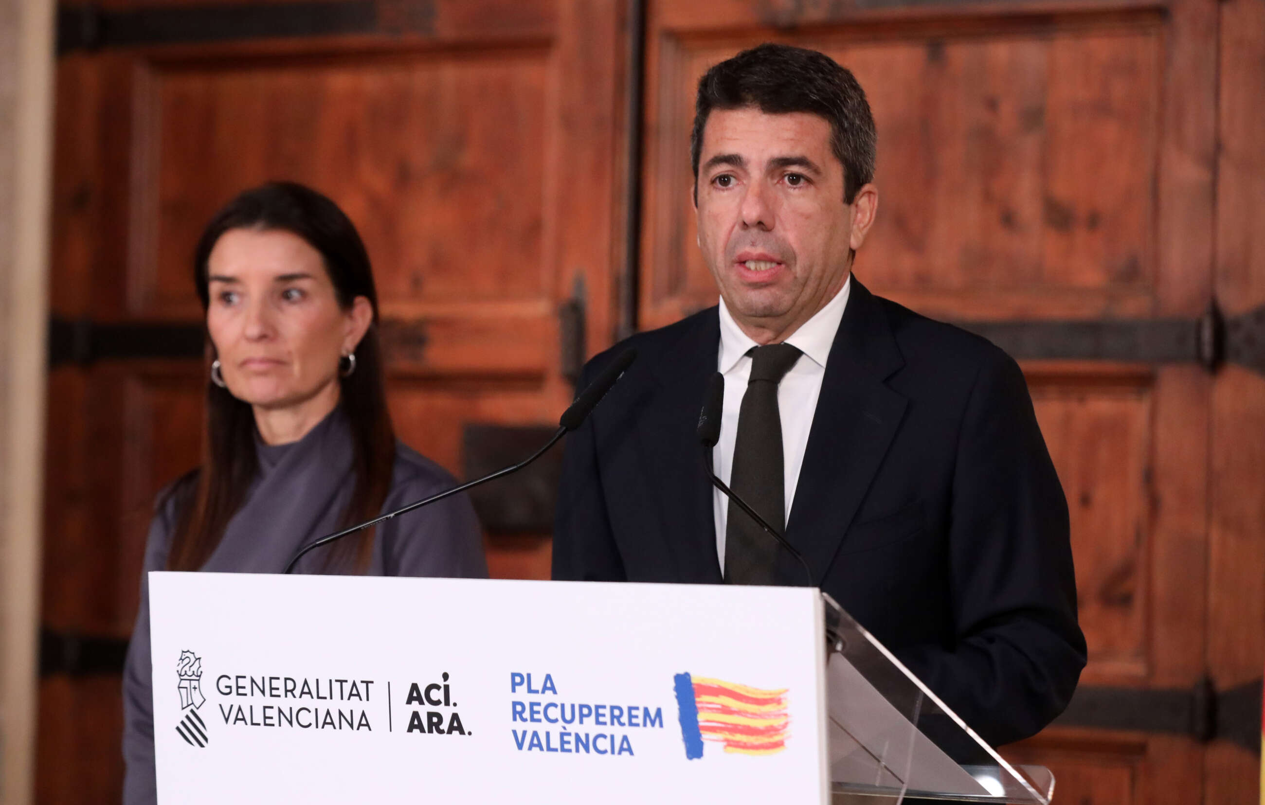 El presidente de la Generalitat, Carlos Mazón, junto a la consellera de Hacienda, Ruth Merino