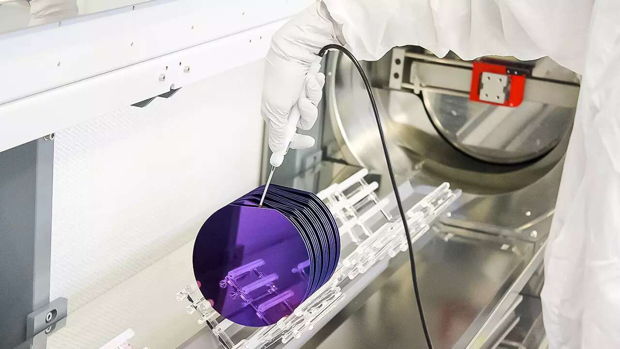 Laboratorio de fotónica y chips en la Universidad Politécnica de Valencia