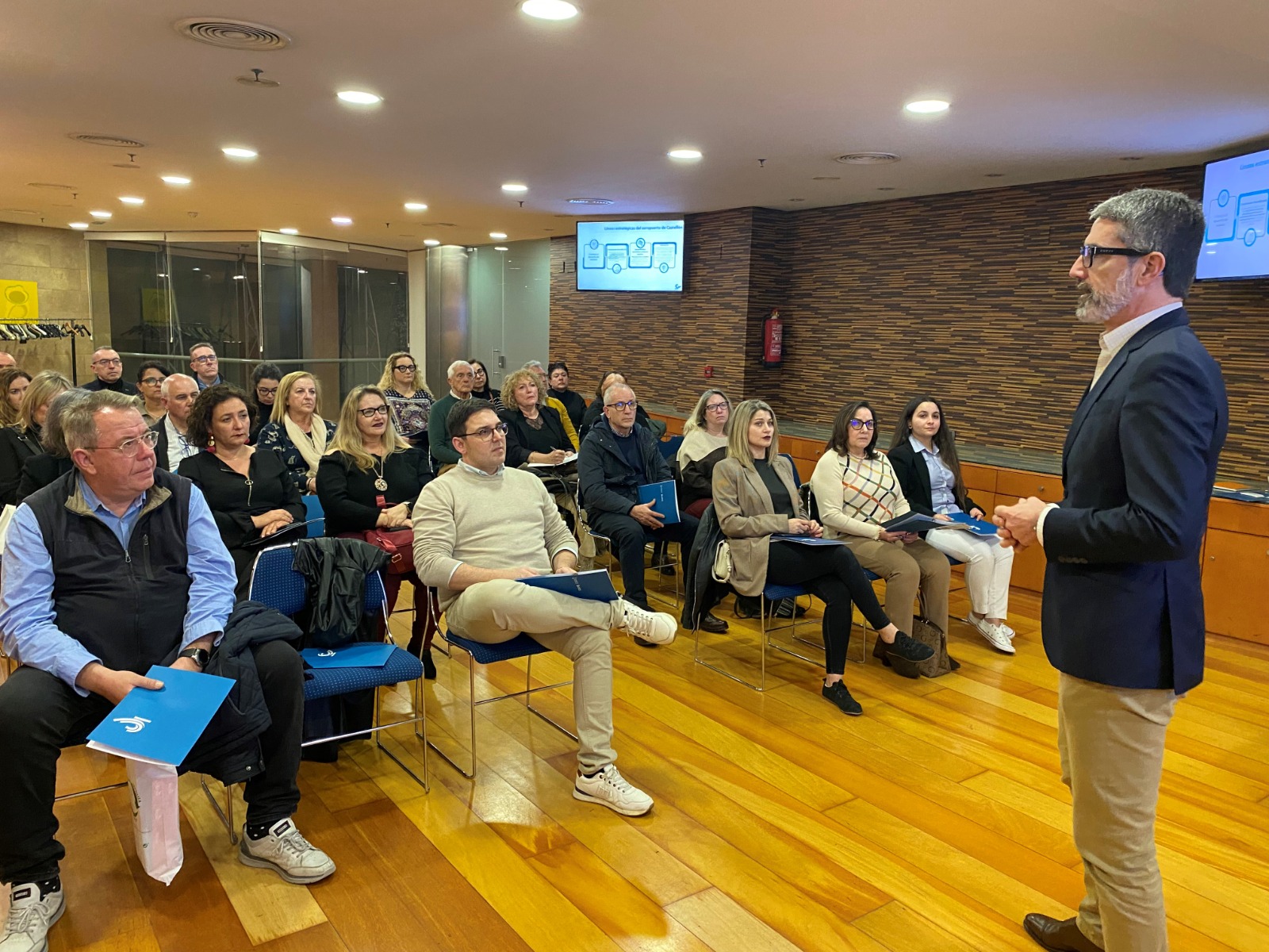 Justo Vellón parlant sobre les rutes de l'aeroport de Castelló