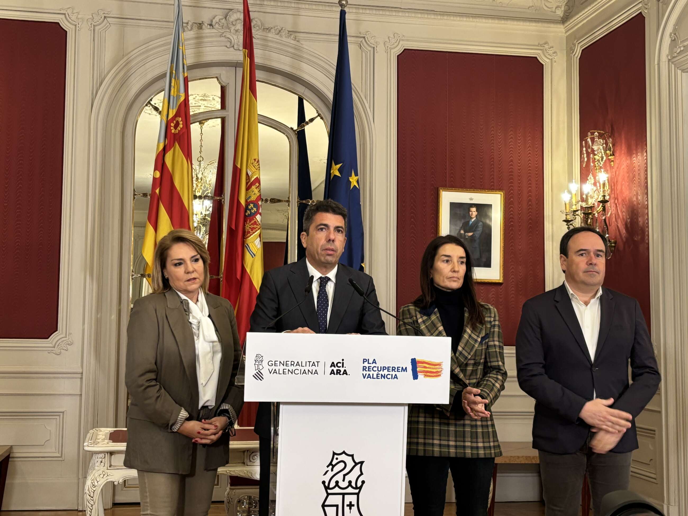 El presidente de la Generalitat, Carlos Mazón, en una declaración institucional en Les Corts.