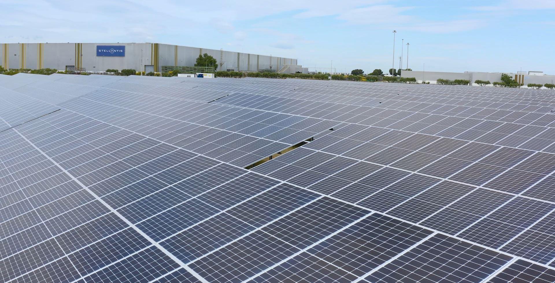 Planta fotovoltaica de Prosolia en la fábrica de Stellantis en Zaragoza