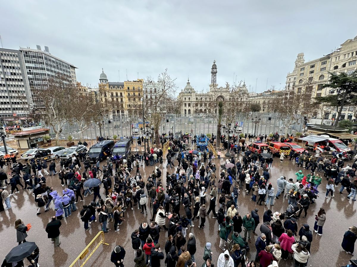Lloviendo en la Plaza del Ayuntamiento de Valencia durante las Fallas 2025