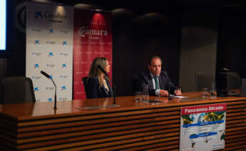 Carlos Baño, presidente de Cámara de Comercio de Alicante, y Olga Ruiz, directora territorial de Caixabank