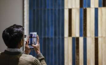 Personas visitan stands en el certamen internacional de la cerámica, equipamiento para baño y piedra natural, Cevisama (Foto de archivo). Rober Solsona / Europa Press