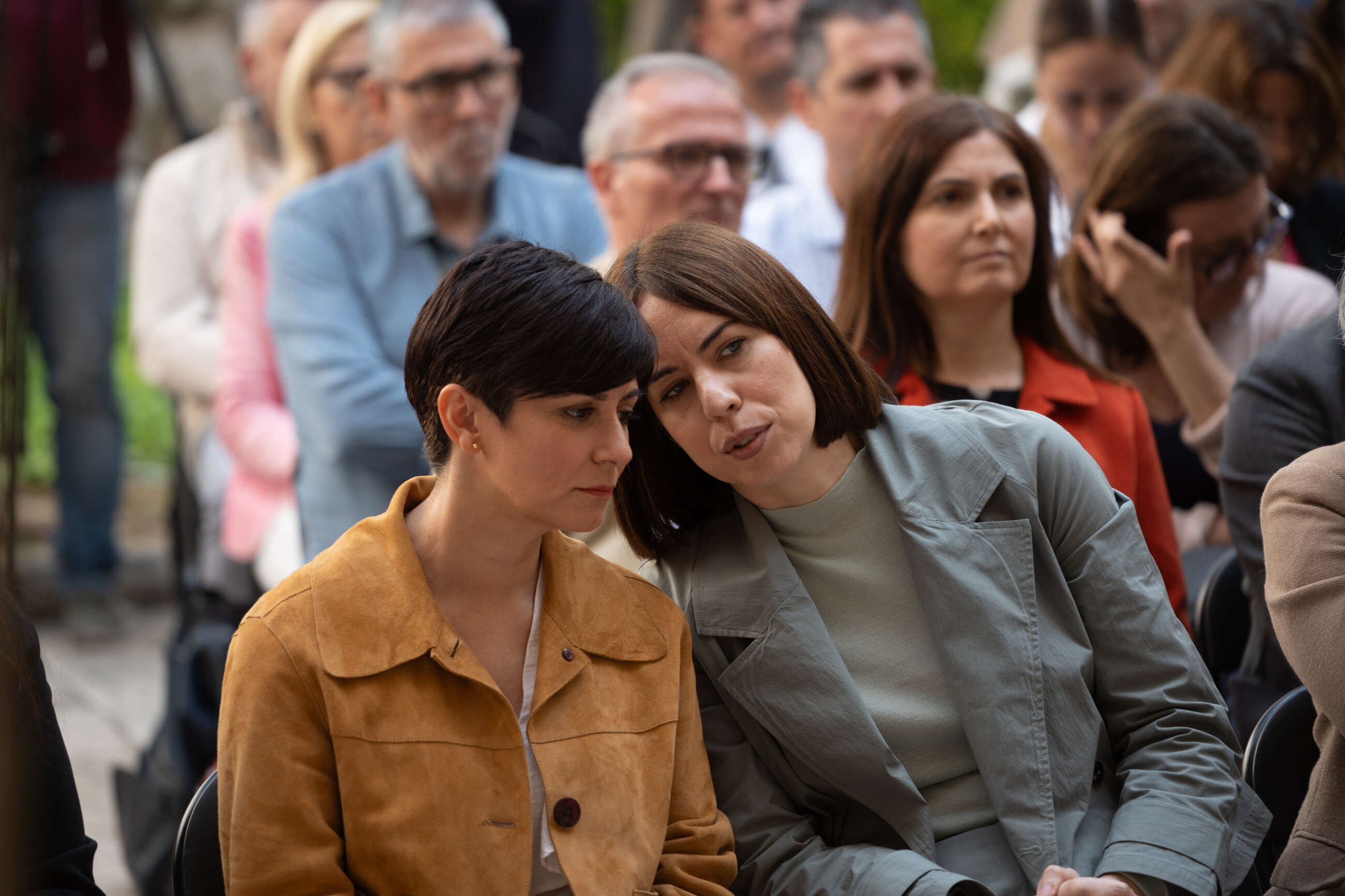 La ministra de Vivienda y Agenda Urbana, Isabel Rodríguez (i) y la ministra de Ciencia e Innovación, Diana Morant (d), durante un encuentro con los alcaldes y alcaldesas de los municipios afectados por la DANA, en la Delegación del Gobierno en la Comunidad Valenciana. Jorge Gil / Europa Press