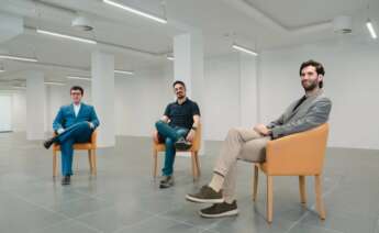 Javier Rillo (izquierda), CFO, y Alfredo R. Cebrián, CEO, de Cuatroochenta en la entrevista con el experto en economía y podcaster Joan Tubau (derecha).