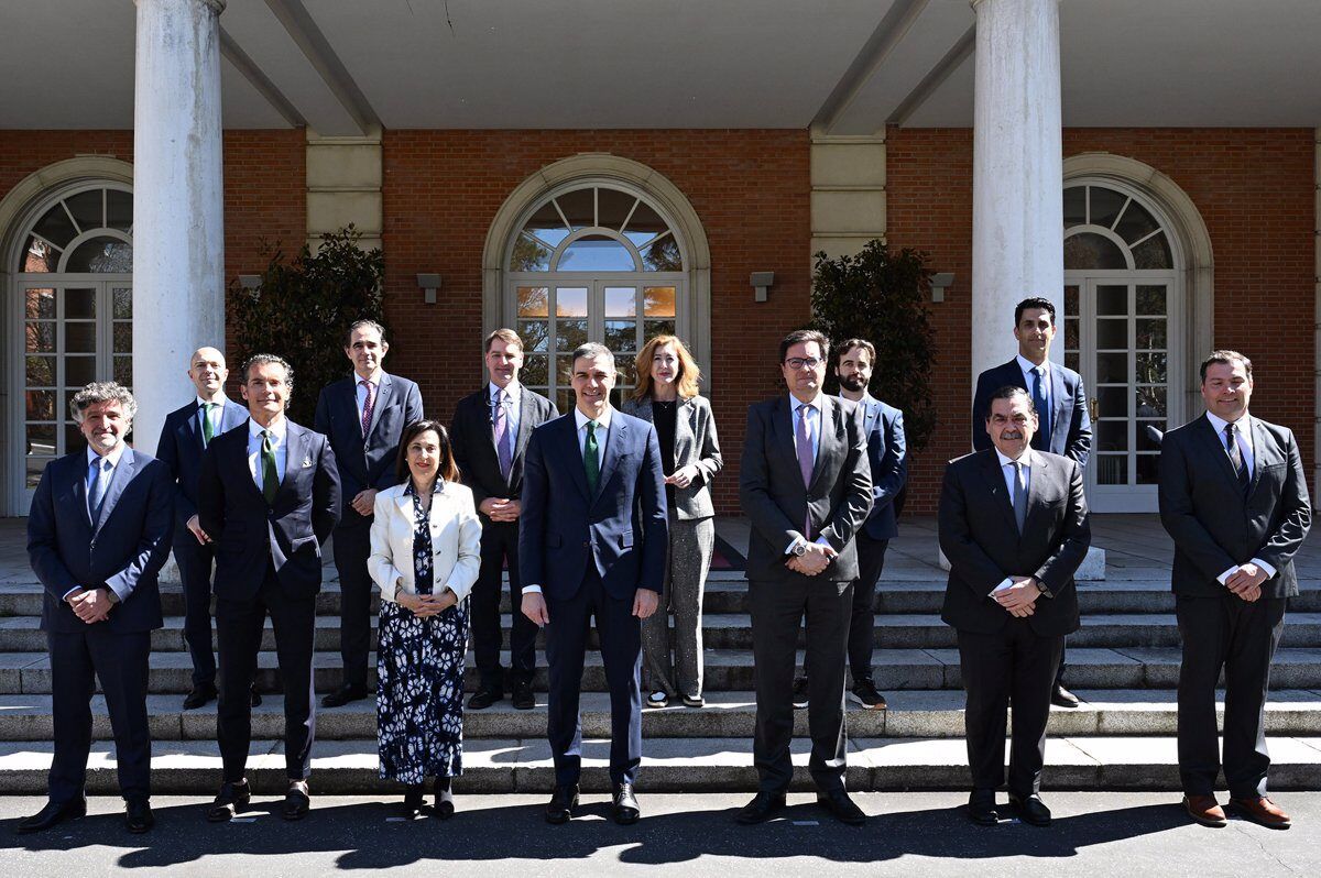 El presidente del Gobierno, Pedro Sánchez, la ministra de Defensa, Margarita Robles, y el ministro de Transformación Digital, Óscar López, se reúnen con empresas de ciberseguridad