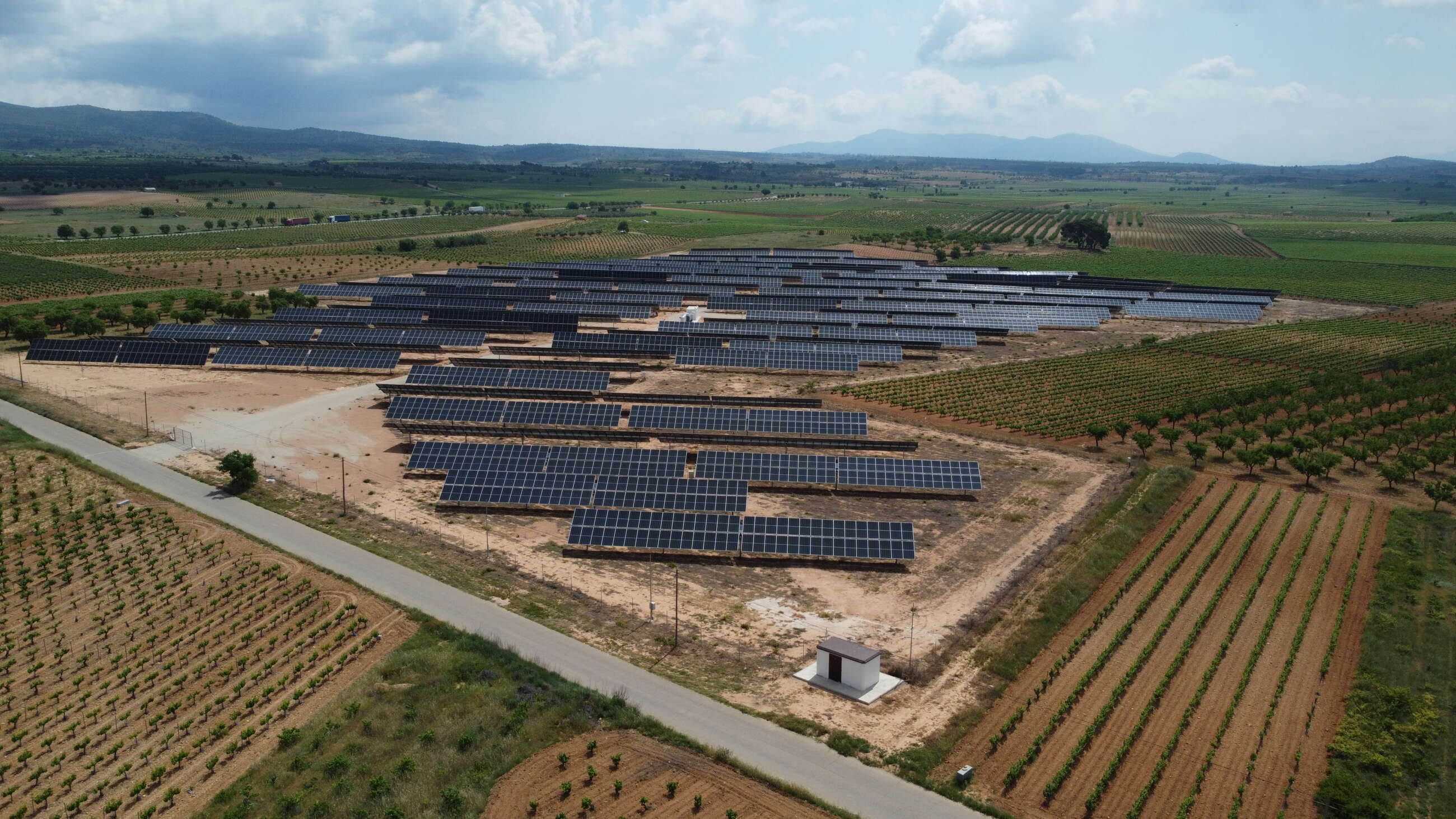 Planta fotovoltaica Luzem de Enercoop en Requena. (Foto: Avaesen)