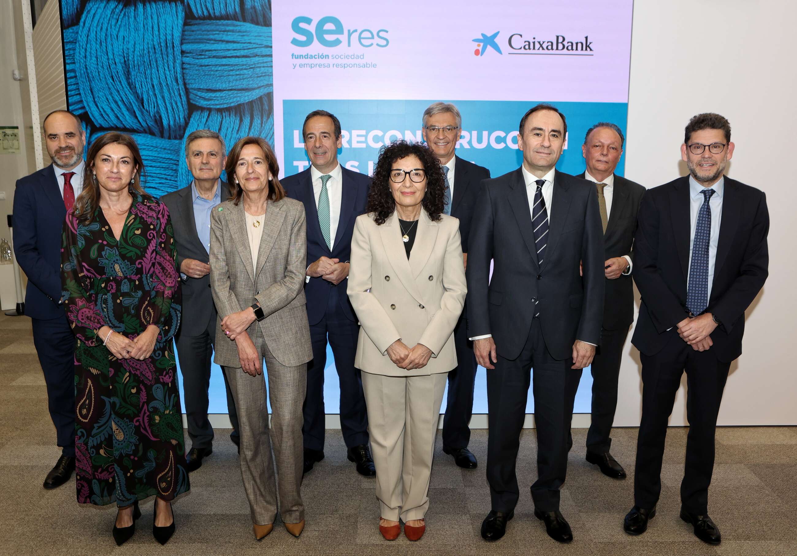 La directora general de Fundación SERES, Ana Sainz; el consejero delegado de CaixaBank, Gonzalo Gortázar; la presidenta de Cruz Roja Española, María del Mar Pageo; y el presidente de Fundación SERES, Fernando Ruiz.